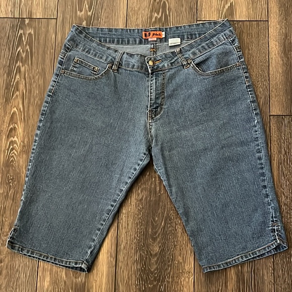 Hip Jeans Capri Embroidered Back Pockets Womens Size 14 Jeans - Picture 3 of 11